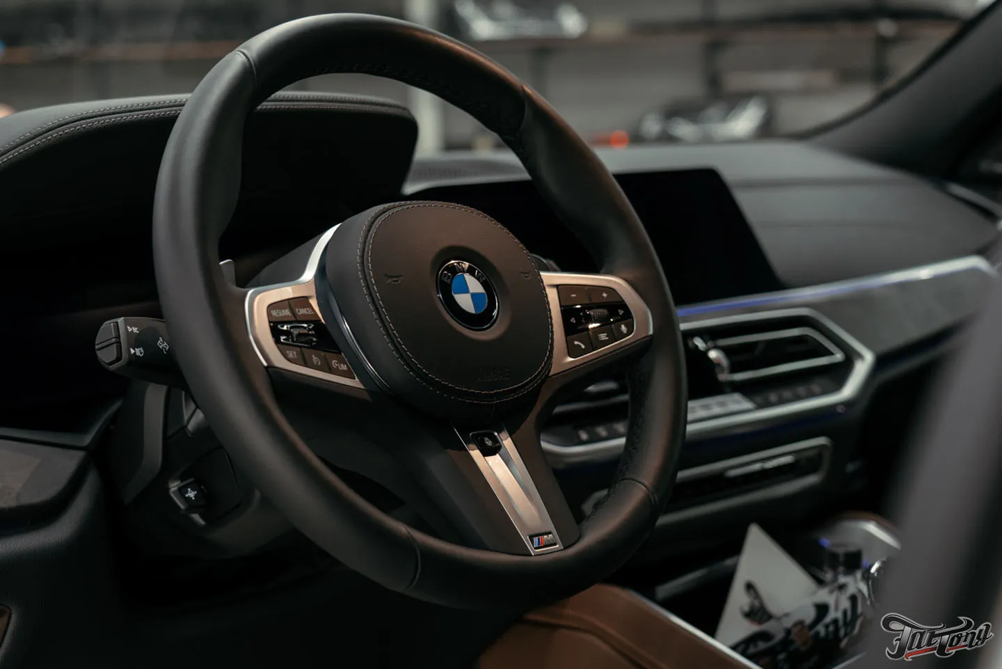 Оклеили BMW X6 матовым полиуретаном и покрыли керамическим составом, защитили глянец в салоне, почистили кожу и обработали ее керамикой